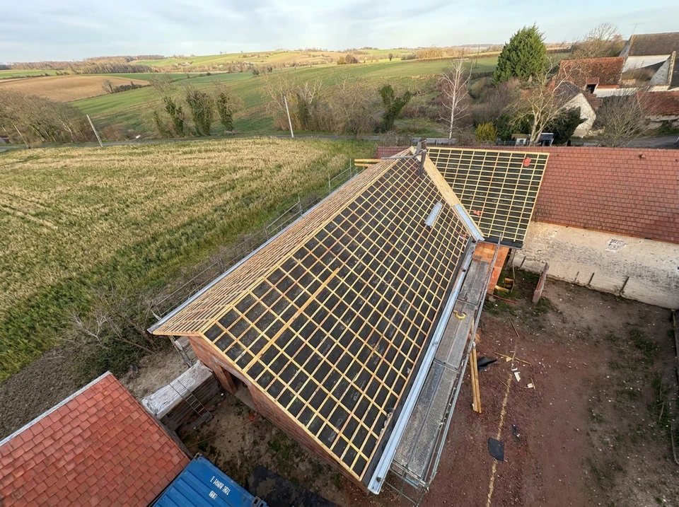 Vue aérienne d'une toiture en cours de réfection en milieu rural
