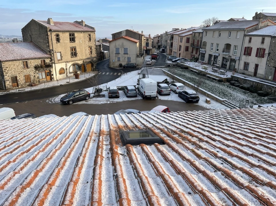 Vue aérienne d'un village français enneigé en hiver