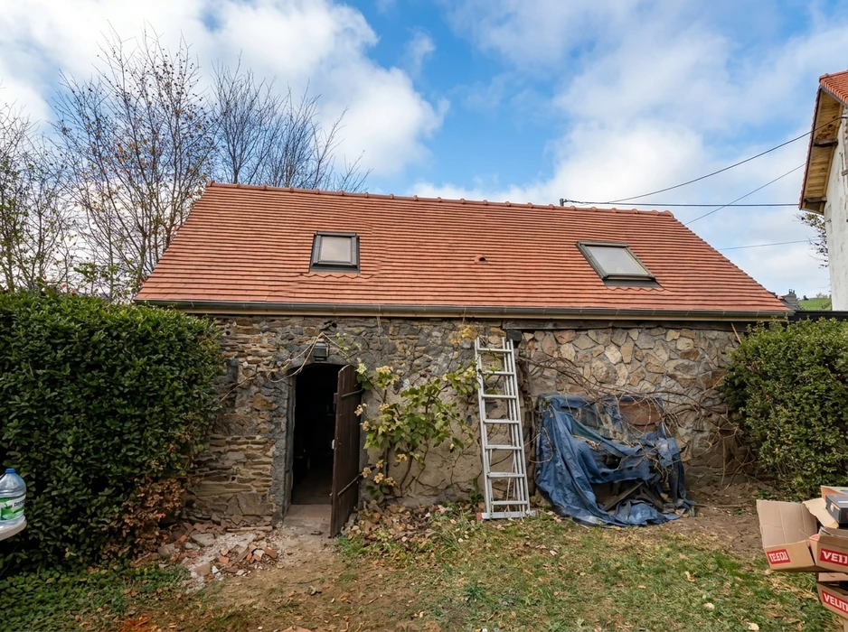 Bâtiment ancien en pierre naturelle apparente en cours de rénovation, vue extérieure