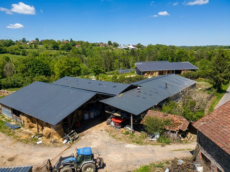Vue aérienne par drone d'une toiture en tuiles terre cuite, bâtiment en construction