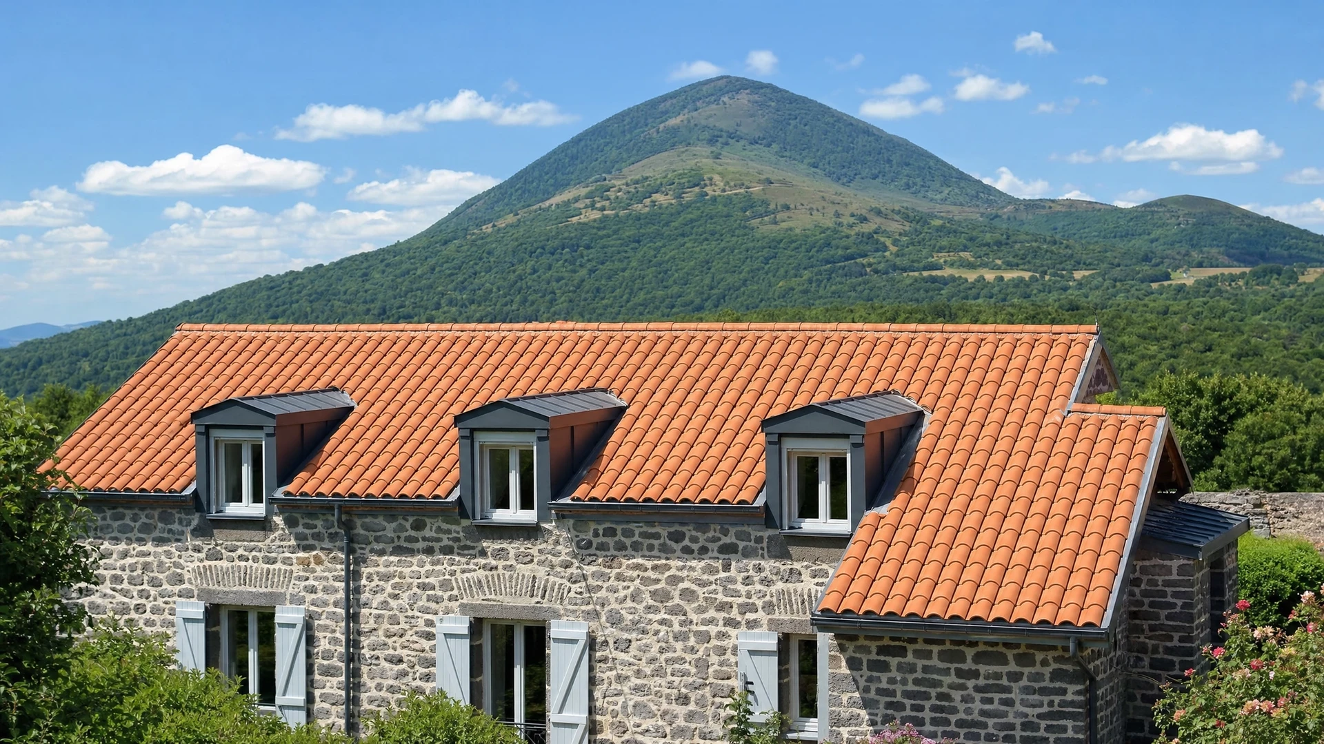 Chantier de construction résidentielle en cours, maison individuelle à ossature bois avec toiture en tuiles mécaniques grises partiellement posées